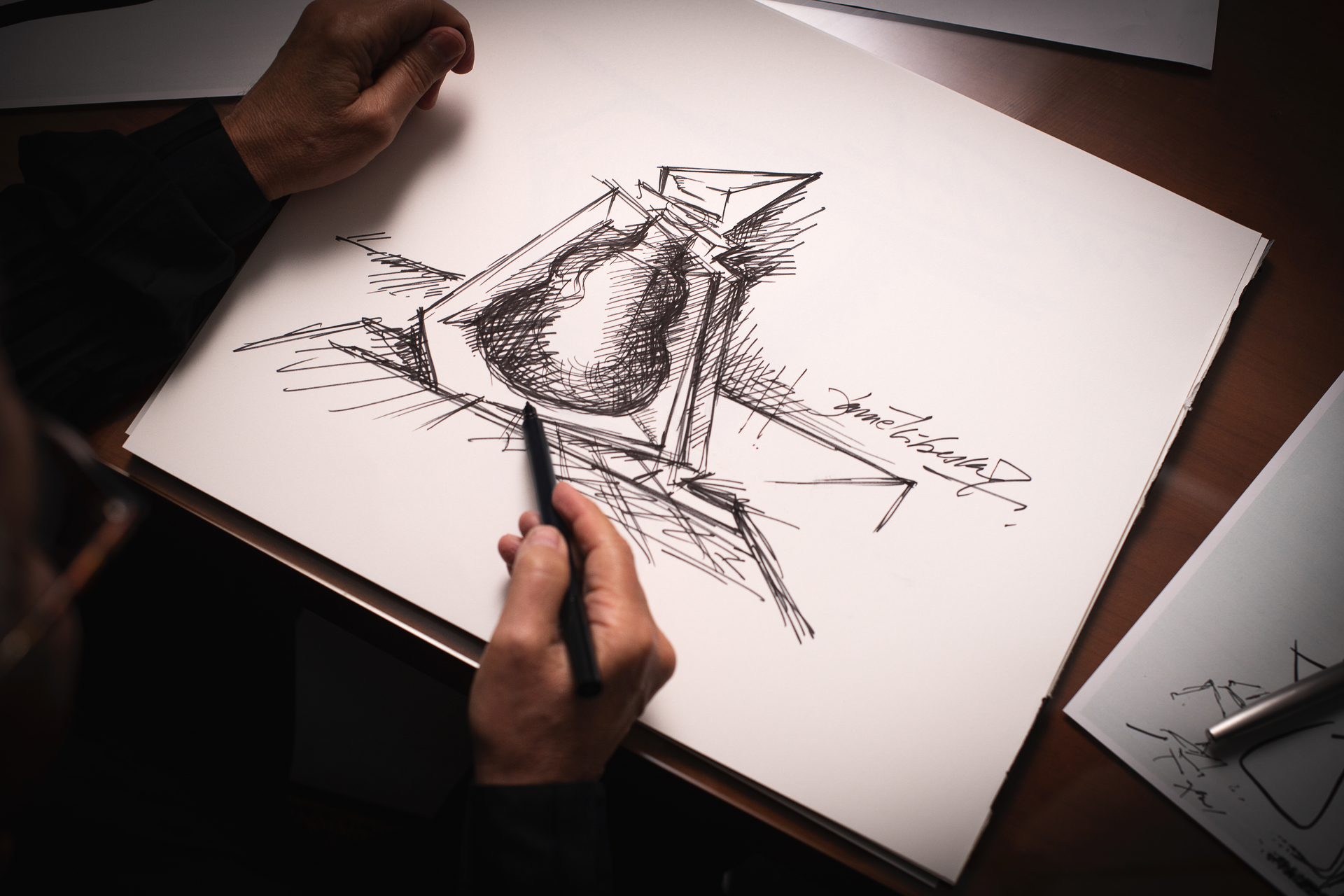 HENNESSY - RH - Daniel Libeskind avec croquis carafe Richard Hennessy.jpg